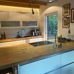 Helles In Unserem Zuhause Mit Queensize-bett, Balkon, Schreibtisch, Tv, Klimaanlage & Abdunkelnden Jalousien Séjour chez l'habitant