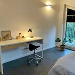 Helles In Unserem Zuhause Mit Queensize-bett, Balkon, Schreibtisch, Tv, Klimaanlage & Abdunkelnden Jalousien Séjour chez l'habitant Norderstedt