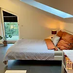 Helles In Unserem Zuhause Mit Queensize-bett, Balkon, Schreibtisch, Tv, Klimaanlage & Abdunkelnden Jalousien * Norderstedt