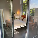 Helles In Unserem Zuhause Mit Queensize-bett, Balkon, Schreibtisch, Tv, Klimaanlage & Abdunkelnden Jalousien *