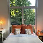 Séjour chez l'habitant Helles In Unserem Zuhause Mit Queensize-bett, Balkon, Schreibtisch, Tv, Klimaanlage & Abdunkelnden Jalousien *