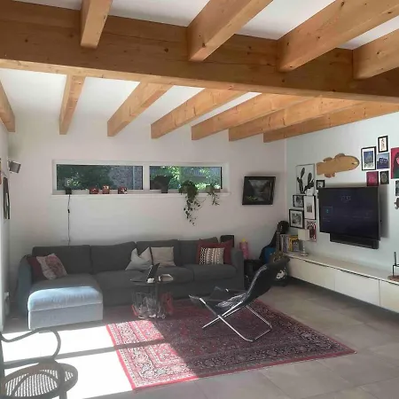 Helles Im Modernen Holzhaus Mit Queensize-bett, Balkon, Schreibtisch, Tv, Klimaanlage & Abdunkelnden Jalousien *