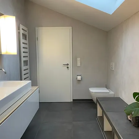 Privat bolig Helles Im Modernen Holzhaus Mit Queensize-bett, Balkon, Schreibtisch, Tv, Klimaanlage & Abdunkelnden Jalousien