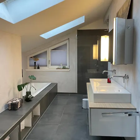 Helles In Unserem Zuhause Mit Queensize-bett, Balkon, Schreibtisch, Tv, Klimaanlage & Abdunkelnden Jalousien