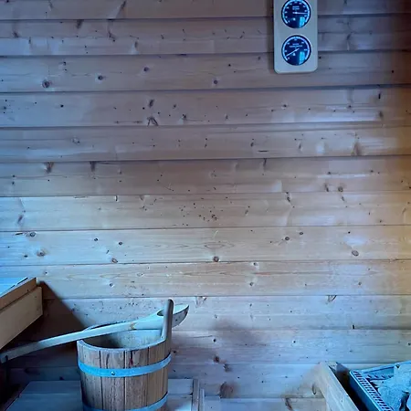 Privat bolig Helles Im Modernen Holzhaus Mit Queensize-bett, Balkon, Schreibtisch, Tv, Klimaanlage & Abdunkelnden Jalousien