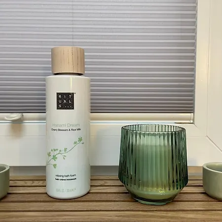 Helles Im Modernen Holzhaus Mit Queensize-bett, Balkon, Schreibtisch, Tv, Klimaanlage & Abdunkelnden Jalousien *