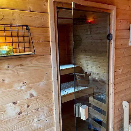 Helles In Unserem Zuhause Mit Queensize-bett, Balkon, Schreibtisch, Tv, Klimaanlage & Abdunkelnden Jalousien