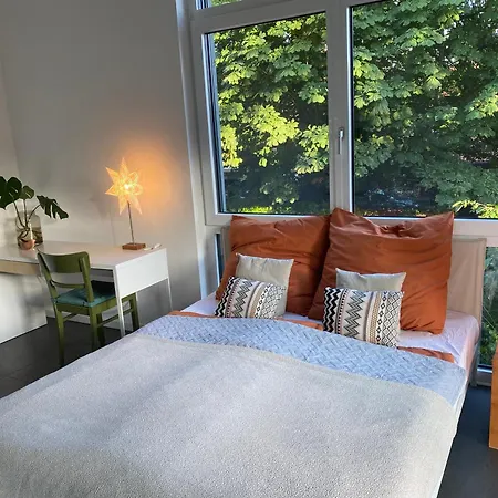 Helles Im Modernen Holzhaus Mit Queensize-bett, Balkon, Schreibtisch, Tv, Klimaanlage & Abdunkelnden Jalousien * Norderstedt