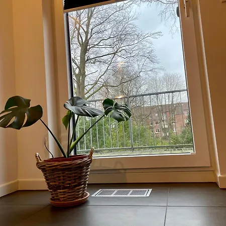 Quarto em Acomodações Particulares Helles In Unserem Zuhause Mit Queensize-bett, Balkon, Schreibtisch, Tv, Klimaanlage & Abdunkelnden Jalousien *