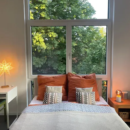 Privat bolig Helles Im Modernen Holzhaus Mit Queensize-bett, Balkon, Schreibtisch, Tv, Klimaanlage & Abdunkelnden Jalousien *