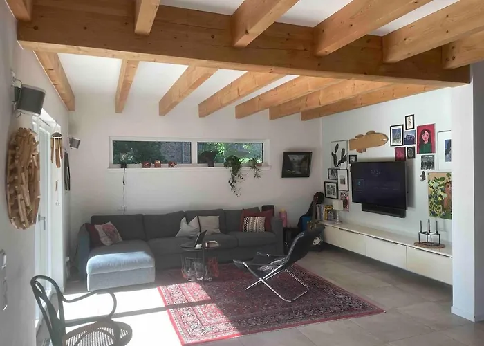 Helles In Unserem Zuhause Mit Queensize-bett, Balkon, Schreibtisch, Tv, Klimaanlage & Abdunkelnden Jalousien *