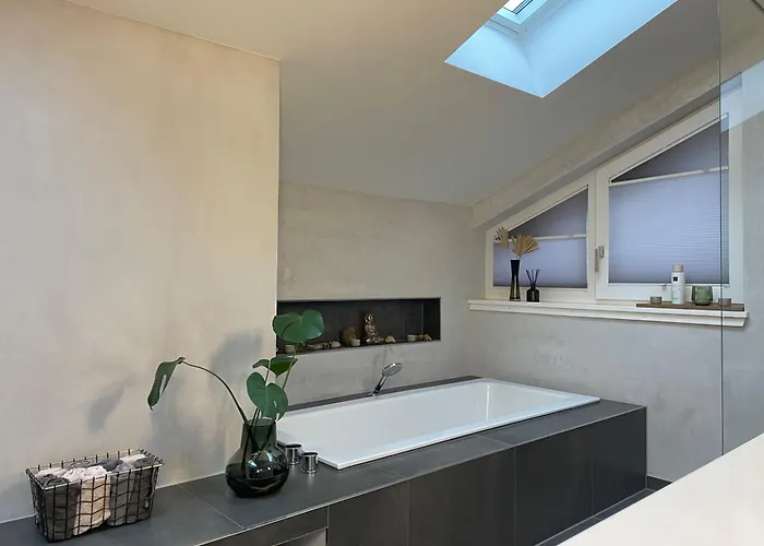 Helles In Unserem Zuhause Mit Queensize-bett, Balkon, Schreibtisch, Tv, Klimaanlage & Abdunkelnden Jalousien Habitación en casa particular *
