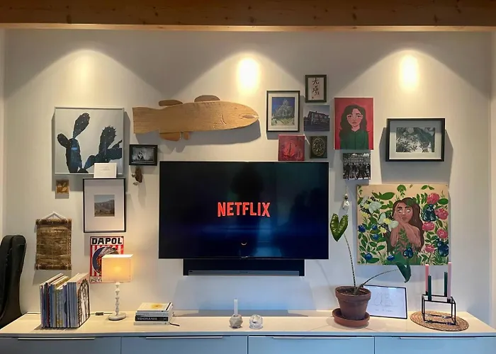 Helles In Unserem Zuhause Mit Queensize-bett, Balkon, Schreibtisch, Tv, Klimaanlage & Abdunkelnden Jalousien *