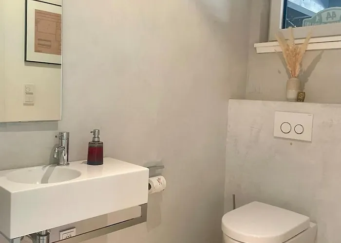 Helles In Unserem Zuhause Mit Queensize-bett, Balkon, Schreibtisch, Tv, Klimaanlage & Abdunkelnden Jalousien *