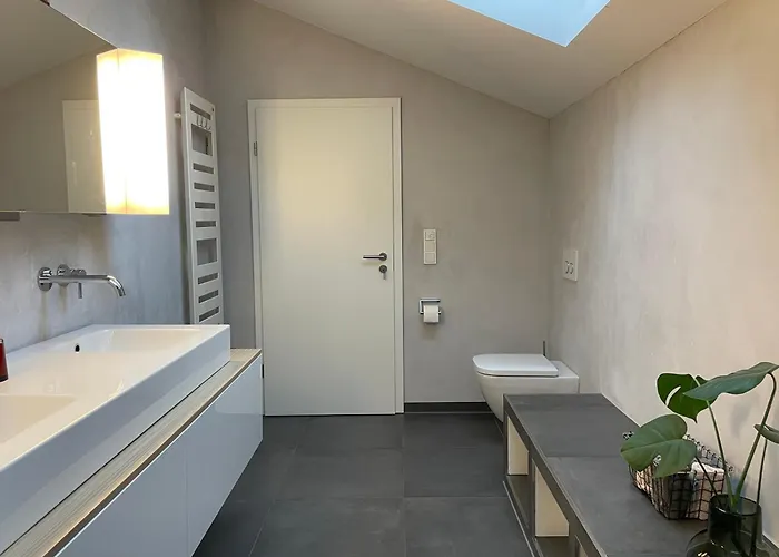 Habitación en casa particular Helles In Unserem Zuhause Mit Queensize-bett, Balkon, Schreibtisch, Tv, Klimaanlage & Abdunkelnden Jalousien
