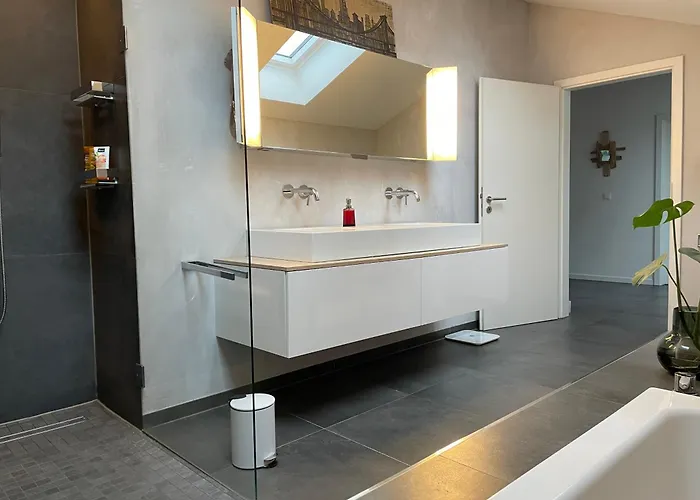Helles In Unserem Zuhause Mit Queensize-bett, Balkon, Schreibtisch, Tv, Klimaanlage & Abdunkelnden Jalousien Habitación en casa particular Norderstedt