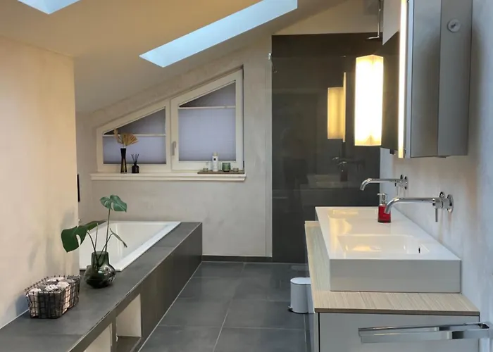 Helles In Unserem Zuhause Mit Queensize-bett, Balkon, Schreibtisch, Tv, Klimaanlage & Abdunkelnden Jalousien