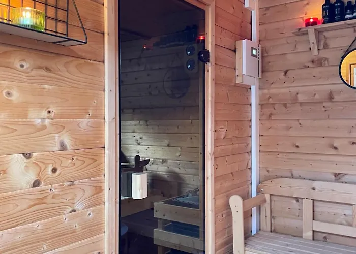 Helles In Unserem Zuhause Mit Queensize-bett, Balkon, Schreibtisch, Tv, Klimaanlage & Abdunkelnden Jalousien Habitación en casa particular Norderstedt