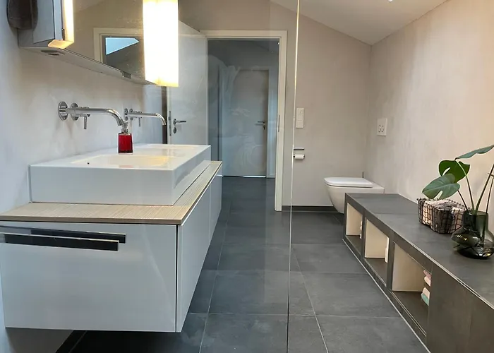 Helles In Unserem Zuhause Mit Queensize-bett, Balkon, Schreibtisch, Tv, Klimaanlage & Abdunkelnden Jalousien Norderstedt