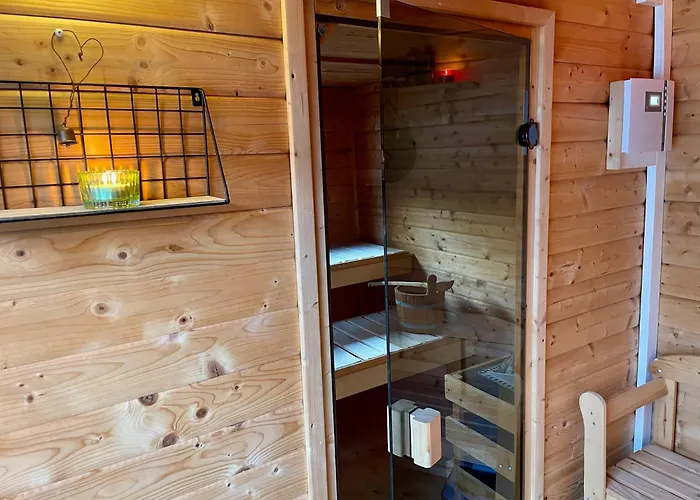 Helles In Unserem Zuhause Mit Queensize-bett, Balkon, Schreibtisch, Tv, Klimaanlage & Abdunkelnden Jalousien