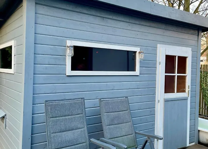 Helles In Unserem Zuhause Mit Queensize-bett, Balkon, Schreibtisch, Tv, Klimaanlage & Abdunkelnden Jalousien Habitación en casa particular