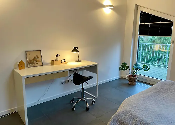 Helles In Unserem Zuhause Mit Queensize-bett, Balkon, Schreibtisch, Tv, Klimaanlage & Abdunkelnden Jalousien Habitación en casa particular Norderstedt