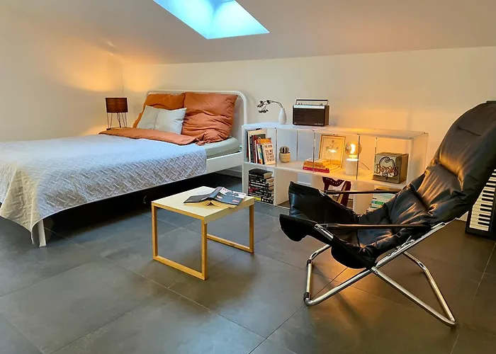 Habitación en casa particular Helles In Unserem Zuhause Mit Queensize-bett, Balkon, Schreibtisch, Tv, Klimaanlage & Abdunkelnden Jalousien *