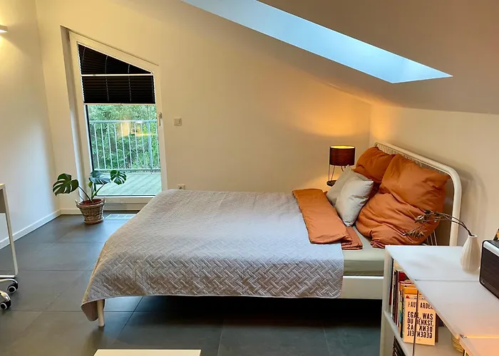 Helles In Unserem Zuhause Mit Queensize-bett, Balkon, Schreibtisch, Tv, Klimaanlage & Abdunkelnden Jalousien * Norderstedt