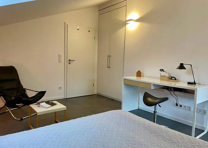 Helles In Unserem Zuhause Mit Queensize-bett, Balkon, Schreibtisch, Tv, Klimaanlage & Abdunkelnden Jalousien