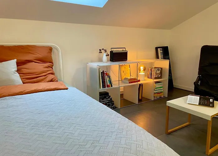 Helles In Unserem Zuhause Mit Queensize-bett, Balkon, Schreibtisch, Tv, Klimaanlage & Abdunkelnden Jalousien *