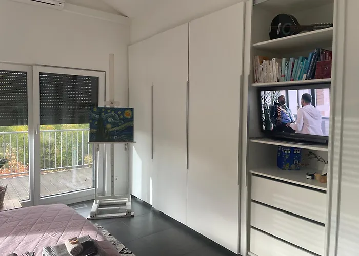 Helles In Unserem Zuhause Mit Queensize-bett, Balkon, Schreibtisch, Tv, Klimaanlage & Abdunkelnden Jalousien Habitación en casa particular