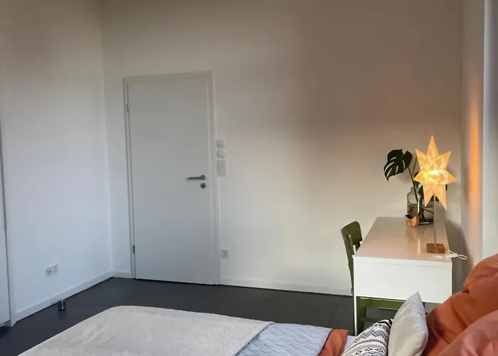 Helles In Unserem Zuhause Mit Queensize-bett, Balkon, Schreibtisch, Tv, Klimaanlage & Abdunkelnden Jalousien *