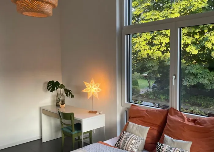 Helles In Unserem Zuhause Mit Queensize-bett, Balkon, Schreibtisch, Tv, Klimaanlage & Abdunkelnden Jalousien * Norderstedt