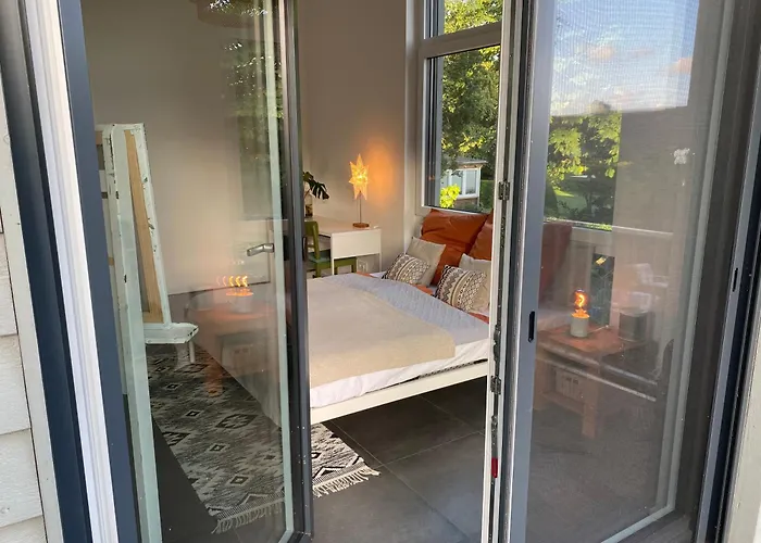 Helles In Unserem Zuhause Mit Queensize-bett, Balkon, Schreibtisch, Tv, Klimaanlage & Abdunkelnden Jalousien *