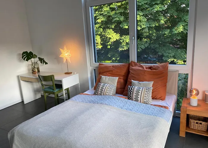 Helles In Unserem Zuhause Mit Queensize-bett, Balkon, Schreibtisch, Tv, Klimaanlage & Abdunkelnden Jalousien * Norderstedt