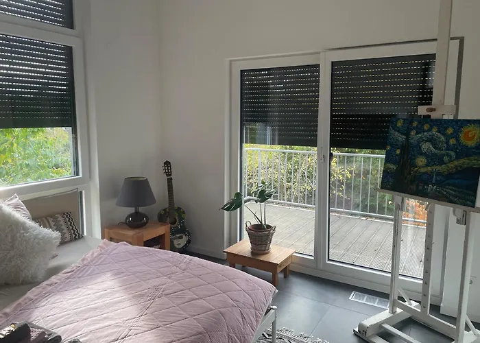 Helles In Unserem Zuhause Mit Queensize-bett, Balkon, Schreibtisch, Tv, Klimaanlage & Abdunkelnden Jalousien Habitación en casa particular Norderstedt