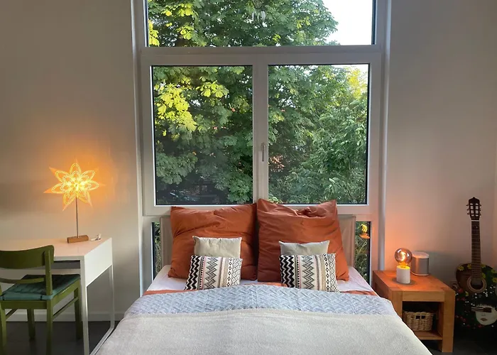 Habitación en casa particular Helles In Unserem Zuhause Mit Queensize-bett, Balkon, Schreibtisch, Tv, Klimaanlage & Abdunkelnden Jalousien *