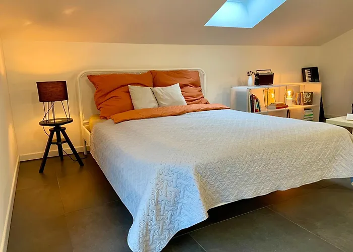 Helles In Unserem Zuhause Mit Queensize-bett, Balkon, Schreibtisch, Tv, Klimaanlage & Abdunkelnden Jalousien * Norderstedt