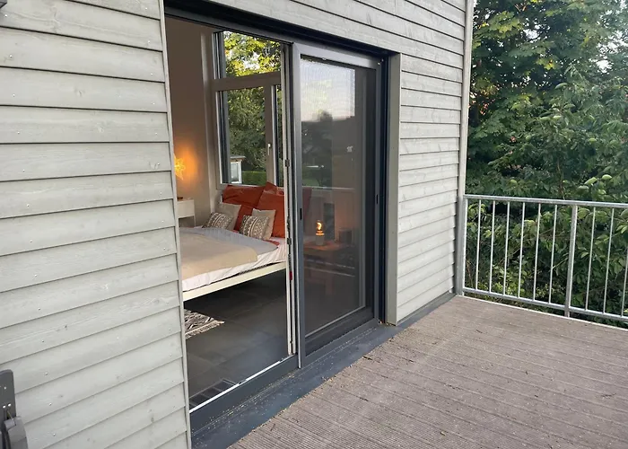 Helles In Unserem Zuhause Mit Queensize-bett, Balkon, Schreibtisch, Tv, Klimaanlage & Abdunkelnden Jalousien Habitación en casa particular Norderstedt