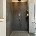 Helles Im Modernen Holzhaus Mit Queensize-bett, Balkon, Schreibtisch, Tv, Klimaanlage&abdunkelnden Jalousien Privatunterkunft *