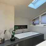 Helles Im Modernen Holzhaus Mit Queensize-bett, Balkon, Schreibtisch, Tv, Klimaanlage&abdunkelnden Jalousien Privatunterkunft *