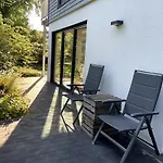 Helles Im Modernen Holzhaus Mit Queensize-bett, Balkon, Schreibtisch, Tv, Klimaanlage&abdunkelnden Jalousien Privatunterkunft *