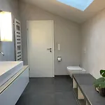 Privatunterkunft Helles Im Modernen Holzhaus Mit Queensize-bett, Balkon, Schreibtisch, Tv, Klimaanlage&abdunkelnden Jalousien