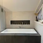 Privatunterkunft Helles Im Modernen Holzhaus Mit Queensize-bett, Balkon, Schreibtisch, Tv, Klimaanlage&abdunkelnden Jalousien *