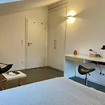 Helles Im Modernen Holzhaus Mit Queensize-bett, Balkon, Schreibtisch, Tv, Klimaanlage&abdunkelnden Jalousien