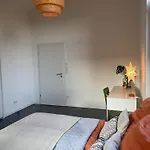 Helles Im Modernen Holzhaus Mit Queensize-bett, Balkon, Schreibtisch, Tv, Klimaanlage&abdunkelnden Jalousien *