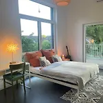 Privatunterkunft Helles Im Modernen Holzhaus Mit Queensize-bett, Balkon, Schreibtisch, Tv, Klimaanlage&abdunkelnden Jalousien *
