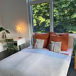Helles Im Modernen Holzhaus Mit Queensize-bett, Balkon, Schreibtisch, Tv, Klimaanlage&abdunkelnden Jalousien * Norderstedt