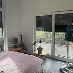 Helles Im Modernen Holzhaus Mit Queensize-bett, Balkon, Schreibtisch, Tv, Klimaanlage&abdunkelnden Jalousien Privatunterkunft Norderstedt