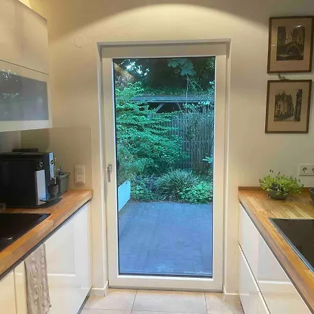 Проживание в семье Helles Im Modernen Holzhaus Mit Queensize-bett, Balkon, Schreibtisch, Tv, Klimaanlage & Abdunkelnden Jalousien Нордерштедт